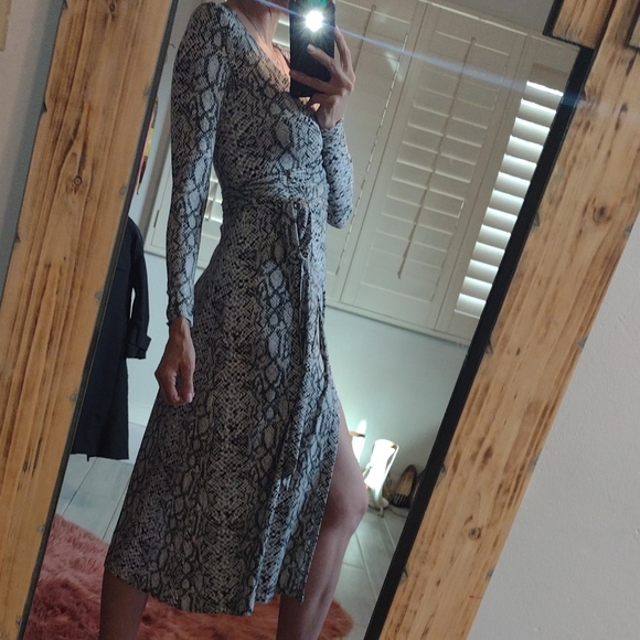 Good American snake print wrap around long sleeve dress - Picture 3 of 8